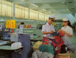 慶祝改革開放40年基層行 設(shè)計(jì)第一本加工貿(mào)易登記冊(cè)